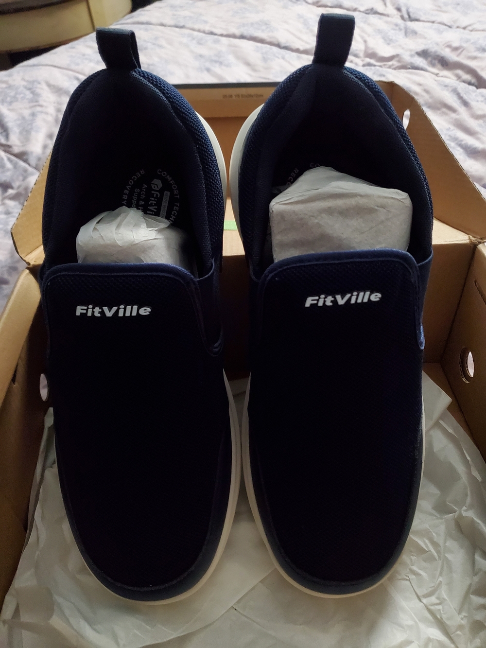 Men's Navy Fitville Sneakers Heel And Arch Support Size 9W... New In Box